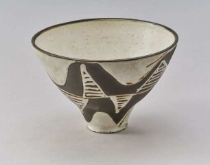 Schale mit schwarz-weißem Ornament