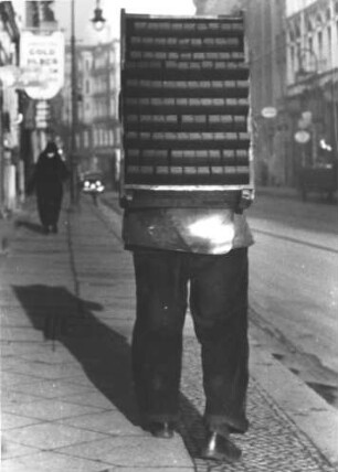 Berlin. Briketts werden transportiert
