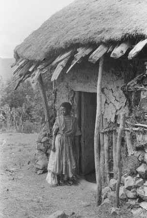 Frauen der Amhara : Amhara-Frauen vor einer Hütte