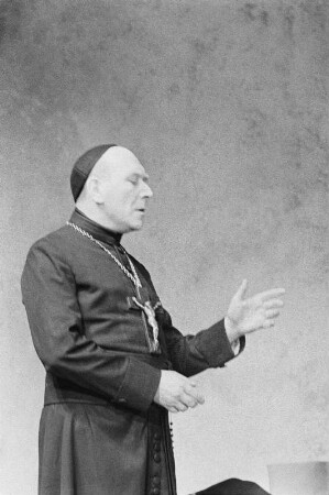 Szenenbilder aus "Montserrat" von Emmanuel Roblès (Bühnenbild: Heinrich Kilger). Kammerspiele (Deutsches Theater) Berlin, 20.06.1957 : Mit Walter Lendrich, Adolf Peter Hoffmann als Geistlicher u. a