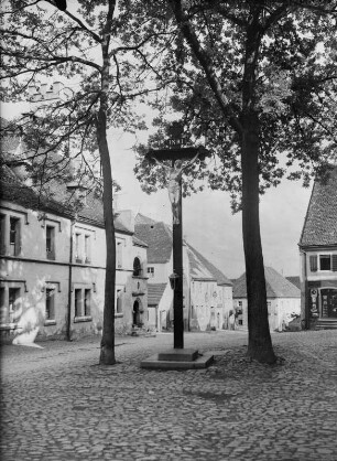Straßenbild mit Kruzifix