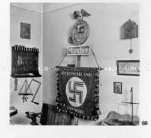 Die von Hitler 1922 entworfene erste Standarte der SA
