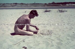 Nackter Soldat am Strand eines Flusses