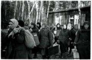 Sowjetische Frauen und Mädchen als zwangsverpflichtete "Ostarbeiterinnen" im Durchgangslager Wilhelmshagen.