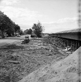 B 75 zwischen Hamberge und Ratzbek: Straßenbau: Bau einer Brücke über die Autobahn A 1: links alte Straßenführung mit Pkws und Bäumen: rechts neue Brücke: Abbau des Leergerüsts