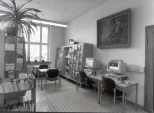 Zeitschriftenauslage und Computerarbeitsplätze für Benutzer, darüber Porträt von Friedrich Adolf Willers (1957; Bernhard Kretzschmar)