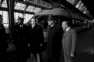 Karlsruhe: Gruppe mit Präsident Bubel vor neuem IC-Zug