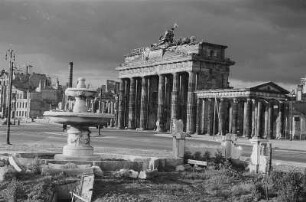 Berlin. Hindenburgplatz, Gemüsebeete an der zerstörten südlichen Springbrunnenanlage (mit unterirdischem Zugang), Blick nach Nordosten gegen Brandenburger Tor