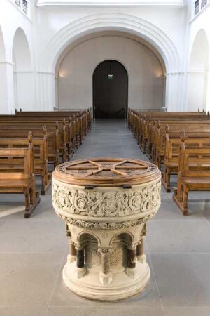 Taufstein mit reliefiertem Ornament