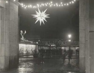 Dresden. Striezelmarkt Weihnachten 1966. Blick in die Webergasse