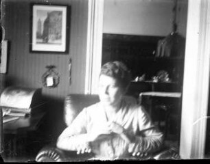 Kattowitz, Friedensstraße 2. Wohnung der Familie Knochenhauer. Fanny Knochenhauer (?) in einem Sessel sitzend. Im Hintergrund Durchblick in das Speisezimmer