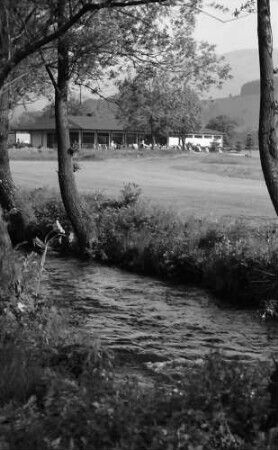 Kirchzarten: Golfplatz, Clubhaus, Vordergrund Bach