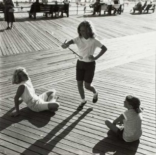 Kinder (Miss Awe und Schwester, Dolores Kelleher)