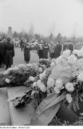 Kranzniederlegung zum 34. Jahrestag der Großen Sozialistischen Oktoberrevolution auf dem Trinitatisfriedhof