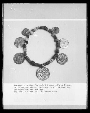 Perlenkette mit Münzen und Zierscheiben als Anhänger