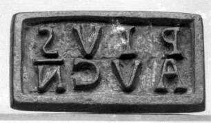 Rechteckiger Stempel mit lateinischer Inschrift PIVS / AVG N