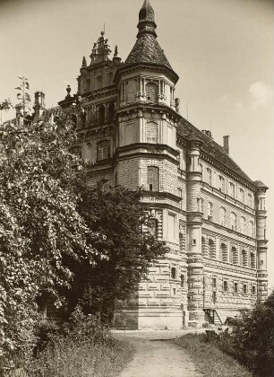 Güstrow. Schloss Güstrow (Südflügel 1558/1570; F. Parr, Ch. Parr, Nordflügel 1587/1591; Ph. Brandin, 1594 Erweiterung; C. Midow, 1671 Bauabschluss; Ch. Ph. Dieussart). Teilansicht