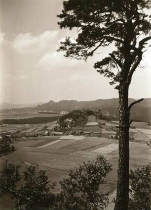 Elbsandsteingebirge. Kaiserkrone. Blick vom Zirkelstein über die Ebenheit nach Norden. Im Hintergrund die Schrammsteine