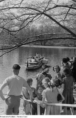 Parkteich mit Kinder-Ausflugsdampfer