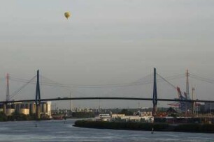 05.2008. Über dem Köhlbrand und der Köhlbrandbrücke fährt ein heißluftballon
