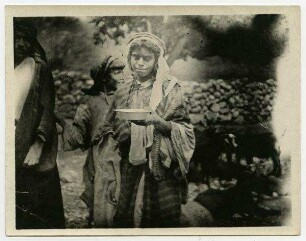 bei 'en gadur [Hirtenknabe mit Milchschale und Beutel vor der Brust]
