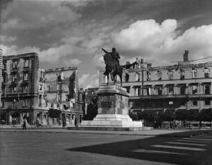 Denkmal Kurfürst Maximilian I. : München, Wittelsbacherplatz. Ansicht mit mit Denkmal Kurfürst Maximilian I. Bronze (1833–1835; B. Thorvaldsen). Ansicht mit Arco-Palais und Alfons-Palais
