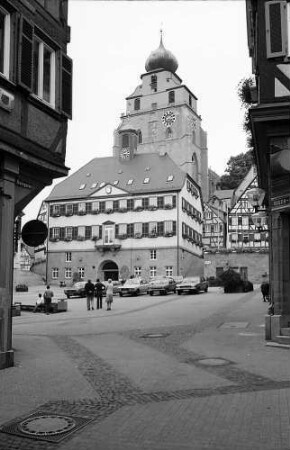 Herrenberg: Stiftskirche hinter Fachwerkhäusern