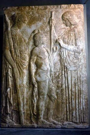 Weihrelief: Demeter überreicht Triptolemus die Kornähre, während Persephone ihn mit einer Girlande krönt