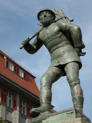 Aschersleben - Lastenträgerdenkmal im Zentrum : Lastenträgerdenkmal. Aufgenommen am 30. Mai 2004 in Aschersleben