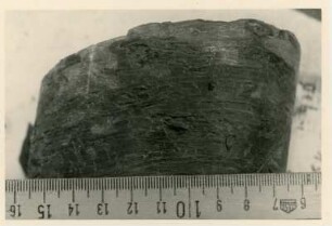 Bohrkern der Tiefenbohrung Freital (F 9), Teufe (Tiefe im Bergwerk) 249,50-254,70 m, 10 cm vor Krone (circa 254,60 m). Niederhäslich-Schweinsdorf Formation. Echte Trockenrisse. Seitenansicht des Bohrkerns. Bannewitz-Boderitz, Bohrpunkt südlich des letzten Hauses, östlich der Straße zum Marienschacht