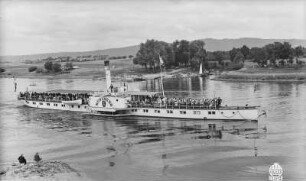 Personen-Seitenraddampfer "Mühlberg" (1879, Werft Blasewitz) in Fahrt stromauf. Blick über die Elbe zur Wesenitz-Mündung in Pratzschwitz