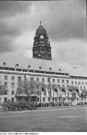 Dresden. Ehemalige Trümmerfrauen mit dem Modell zum Denkmal der Trümmerfrau - Bildhauer Reinhold im Atelier - Einweihung des Denkmals am 13. Oktober 1952 - Trümmerfrauen 1946 - Neues Rathaus, 1946 / Oktober 1952
