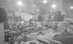 Selbstversenkung des Hochseepassagierdampfers "Columbus" am 19. Dezember 1939, Besatzungsangehörige im Internierungslager auf Ellis Island, im Schlafsaal in Betten liegend
