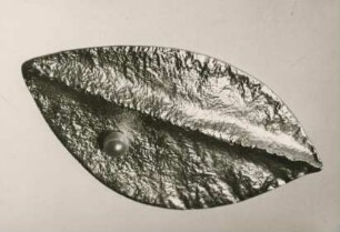 Durchgestrichen: Brosche aus Gold mit Perle von Paul G. Hartkopf
