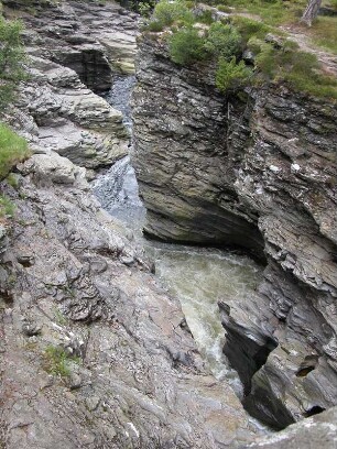 Enge Schlucht des Wildwassers River Dee bei Breamar im schottischen Hochland