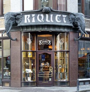 Riquet-Haus — Portal Portalbekrönung