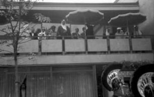 Freiburg: auf dem Balkon des Colombi Hotels; König, Oberbürgermeister, Schröder, Ernst; im Gegenlicht