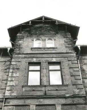Wurzen, Beethovenstraße 6. Wohnhaus (1881). Mittelrisalt. Ober- und Dachgeschoß