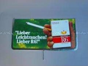 Werbeschild für "R6"-Zigaretten