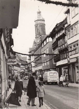 Foto: Einbeck, Marktstraße mit Weihnachtsdekorationen
