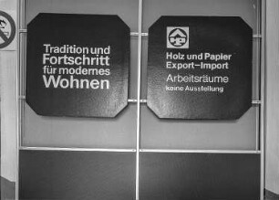Halle 15. Werbetafeln von Holz und Papier - Export - Import
