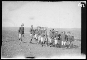 Fort Monte Arruit (südwestliche Selouane, Marokko): General Larrea ("div.prov.") mit Stab [des spanischen 10. Kavallerie-Regiments "Alcántara" (?)] in hellgestreiften Uniformhosen, dunklen Uniformjacken und niedrigen, runden Feldmützen bzw. Tropenhelmen während einer Feldmesse