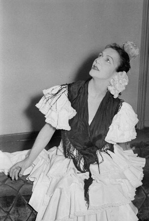Szenenbilder aus "Der Mantel" von N. W. Gogol, Komische Oper. 1952