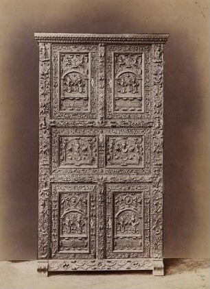 Reich verzierter Schrank