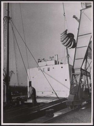 Schiff am Überseehafen Bremen