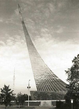 Moskau-Ostankino, Prospekt Mira. Kosmonautendenkmal, Gesamtansicht (1964; M. Barschtsch; A. Koltschin; A. Faidysch)