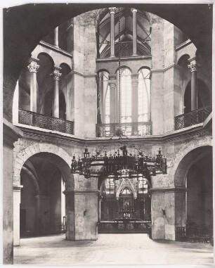Pfalzkapelle, Aachen: Perspektivische Ansicht des Innenraums: Oktogon mit Barbarossaleuchter