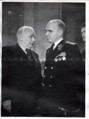 Wilhelm Pieck bei einem Empfang von Wladimir Semjonow im Haus der Kultur der Sowjetunion