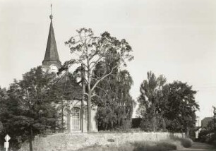 Großpösna-Dreiskau-Muckern. Dorfkirche Dreiskau (1740/1741). Ansicht von Ost-Südosten mit Kirchhofsmauer