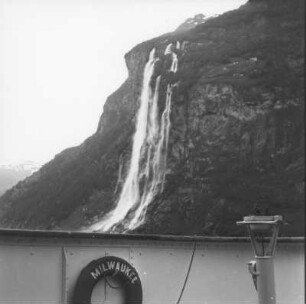 Reisefotos Norwegen. Geirangerfjord. Blick zum Ufer mit dem Wasserfall "Die sieben Schwestern"